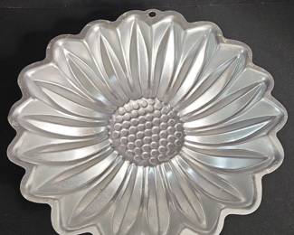 Aluminum Sunflower Bundt Pan