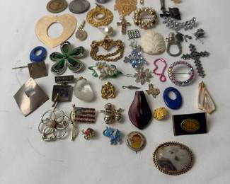 50 Pcs Mixed Costume Jewelry Pins Pendants Brooches Charms Estate Lot 1lb