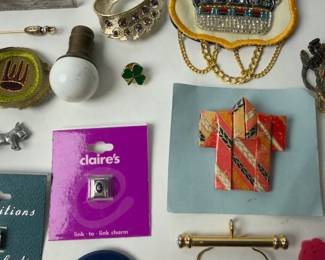 Lot 50 Costume Jewelry Pins, Pendants, Brooches, Charms, & Assorted Pieces