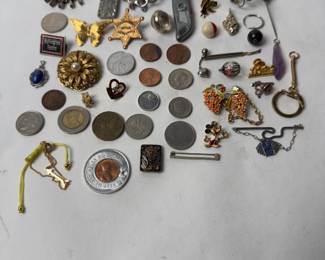 Large Mixed Lot Vintage Costume Jewelry, Brooches, Pins, Pendants, Coins, Keychains