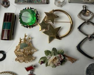 Costume Jewelry Lot: 40 Assorted Pins, Pendants, Brooches & Accessories