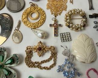 50 Pcs Mixed Costume Jewelry Pins Pendants Brooches Charms Estate Lot 1lb