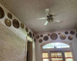  LARGE LOT OF BRASS WALL PLAQUES/DECOR