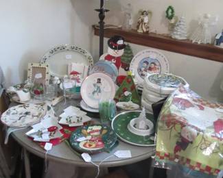 Christmas on Samsonite table/chairs