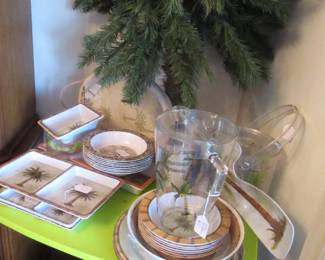 Plastic palm tree serving pieces