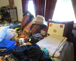 Queen bed w/hats & clothes