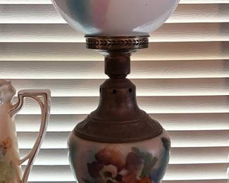 Antique 'Gone with the Wind' lamp