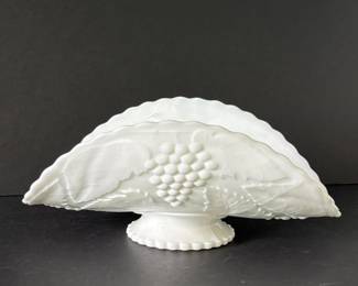 264 milkglasscenterpiecebowlgrapevineem