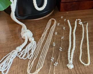 282 setof5fauxpearlnecklaces