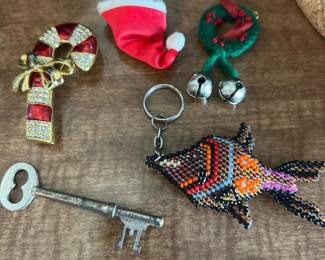 309 holidaypinsbeadedfishkeychainandol