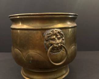 027 vintagebrassplanterwithlionheadhan