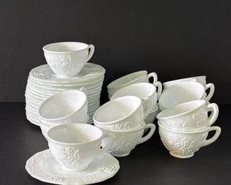 266 sixteensetsofvintagemilkglassharve