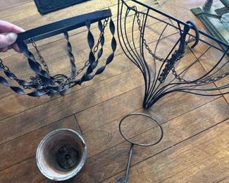 099 setof2blackmetalhangingplanterbas