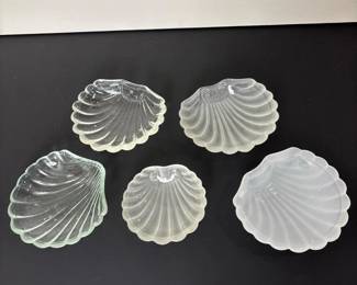185 vintagepressedglassscallopseashelld