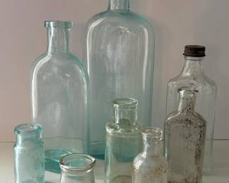 035 antiquemedicineapothecarybottlelot