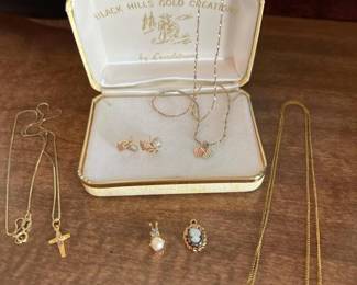 008 14kgoldcrossnecklacewithgoldfilled