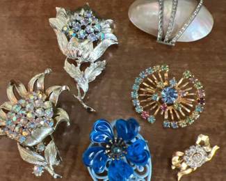 298 vintagebroochpinlot2signedcoroflo