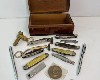 029 woodenboxfullofpocketknivesandoth