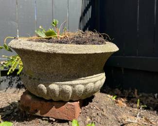 339 155concreteflutedurnplanter