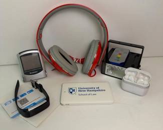 076 varietyofelectronicsincludingheadpho