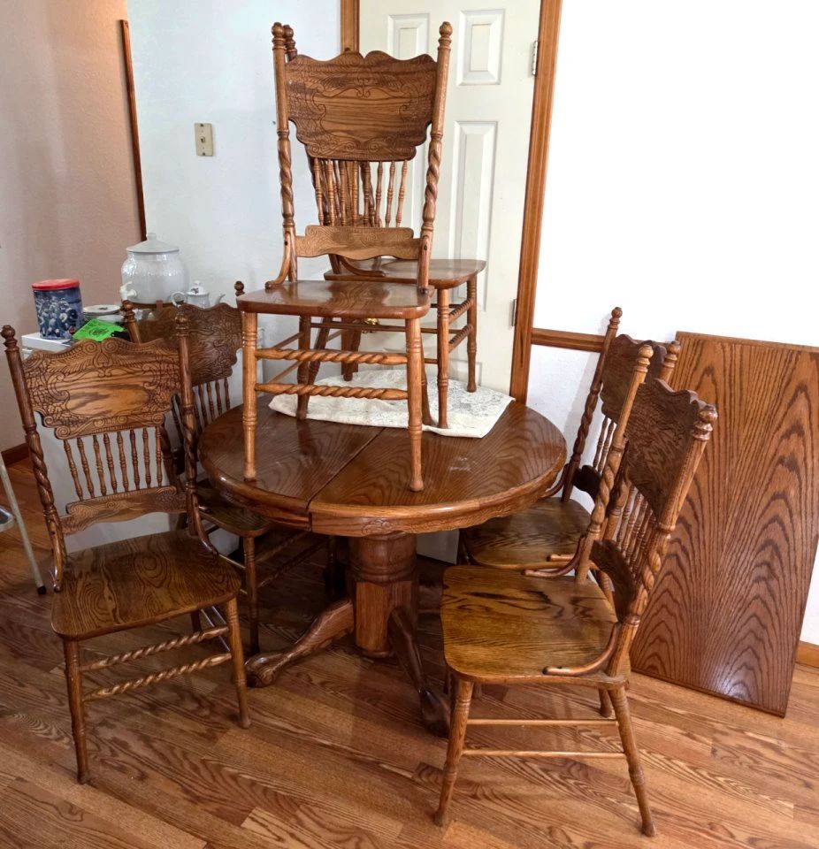 Oak Table & 6 chairs and comes with one leaf