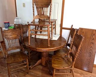 Oak Table & 6 chairs and comes with one leaf