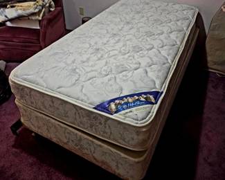  Newer & very clean Serta perfect sleeper Twin Box springs & mattress 