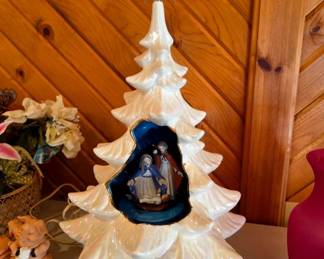 Nice vintage Ceramic Christmas tree Diorama that lights up and plays music!
