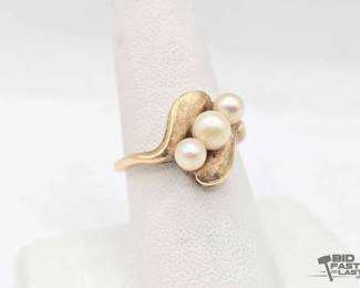 792  14k Gold Ring with Pearls, 3.6g