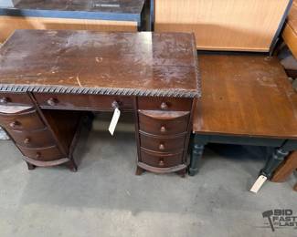 6138  Desk and Table
