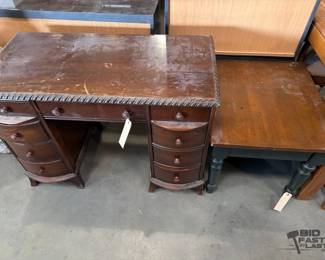 6138  Desk and Table