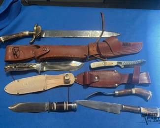 2000  4 Knives and 1 ForkKnife Set