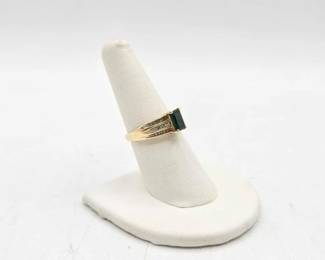 812  10kt Gold Ring with Diamonds, 2.5g