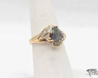 820  10k Gold Ring with Diamonds  SemiPrecious Stone, 2.9g