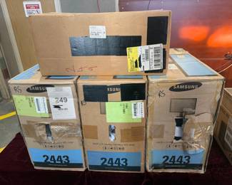 5200  4 Samsung Monitors
