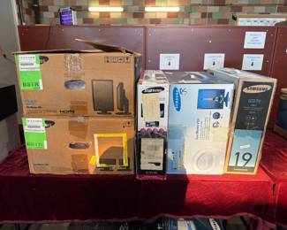 5204  4 Samsung Monitors and 1 LCD TV