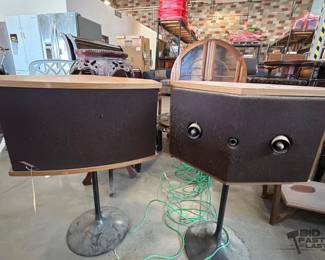 6112  Bose 901 Speakers