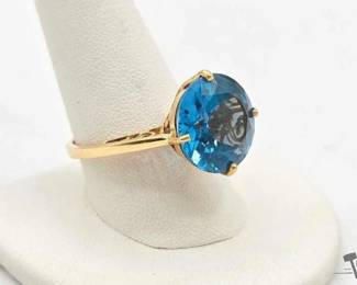 800  10kt Gold Ring with Sapphire Stone, 6.5g
