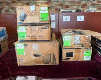 5206  5 Samsung Monitors