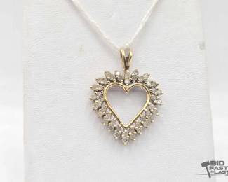 822  10k Gold Pendant with Diamonds, 2.7g