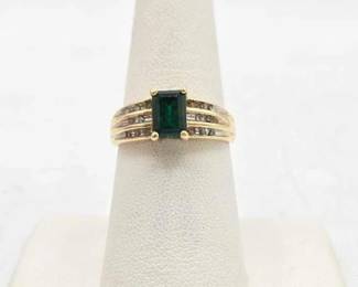 812  10kt Gold Ring with Diamonds and Semi Precious Stone, 2.5g