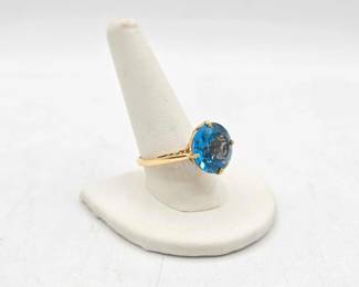 800  10kt Gold Ring with Sapphire Stone, 6.5g