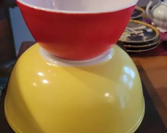 Vintage Pyrex bowls