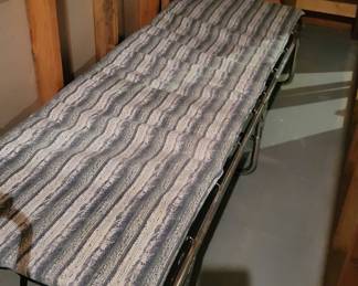Folding guest bed 