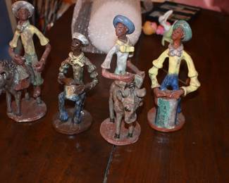 Mexican pottery figurines 