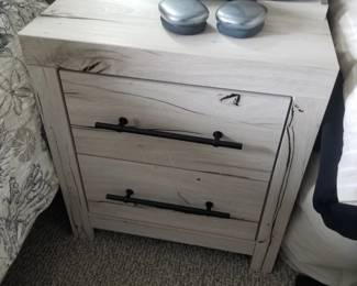 Contemporary queen bedroom suite: two nightstands