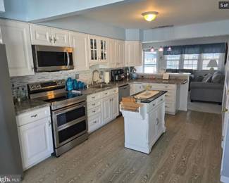 Kitchen cabinets - L-shaped layout