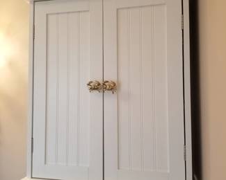 Bathroom storage cabinet