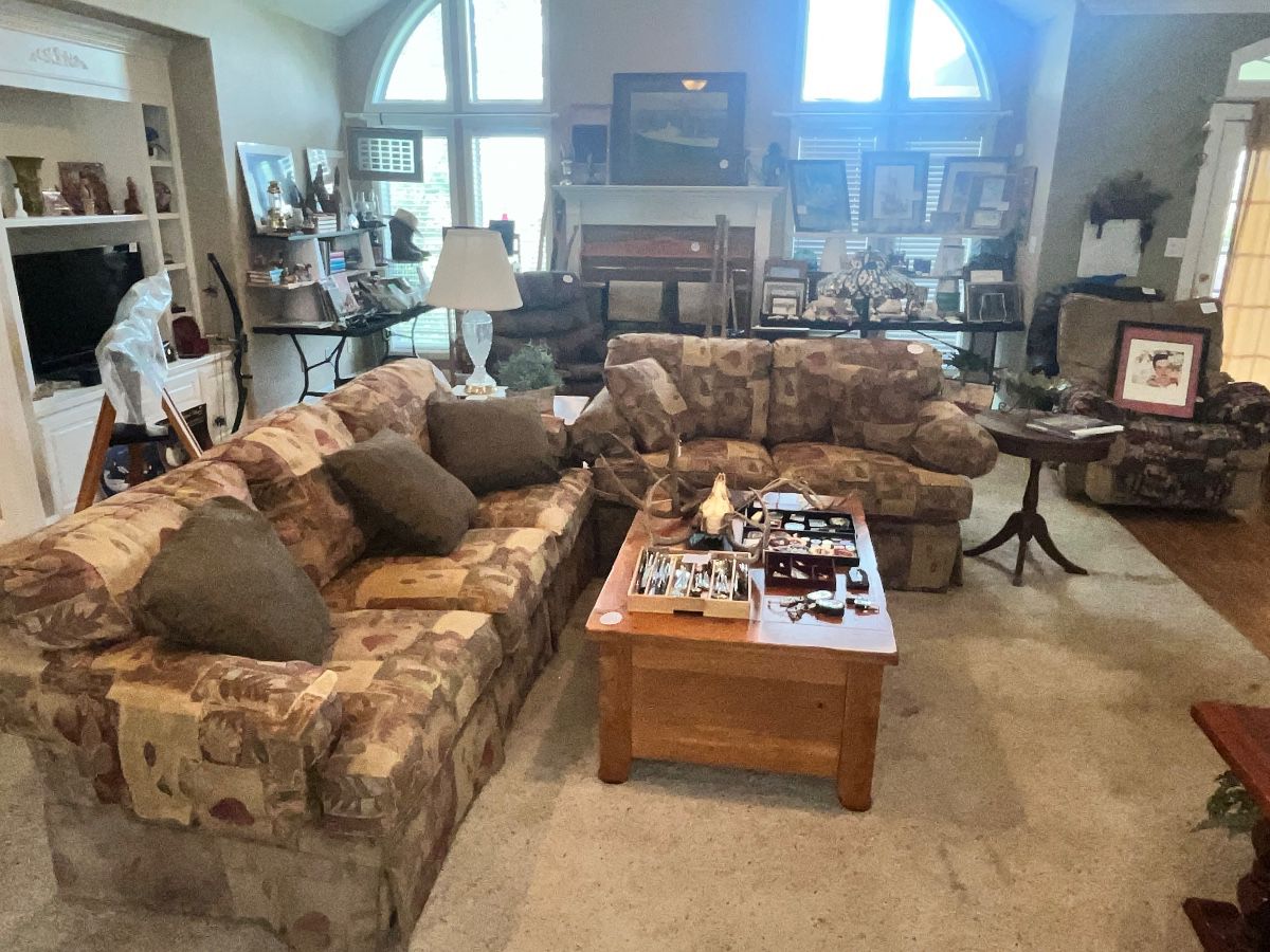HUGE LIVING AREA JUST FILLED WITH AMAZING THINGS!