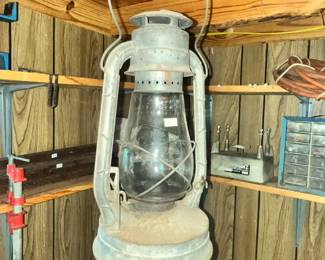ANTIQUE DEITZ BLIZZARD NO.2 LANTERN